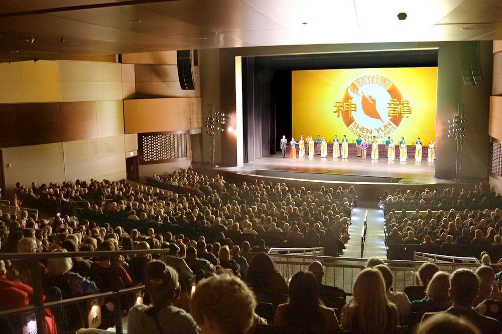 Shen Yun North America Company u prepunoj dvorani u Montgomery Performing Arts Centru u Montgomeryju, Alabama, 18. januara. (The Epoch Times)