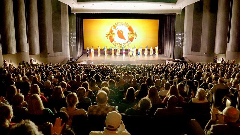  Shen Yun North America Company u prepunoj dvorani Koncertne dvorane Von Braun Centra u Huntsvilleu, Alabama, 24. januara. Trupa je prvobitno trebala imati jedan nastup u Huntsvilleu. Međutim, zbog velike potražnje, lokalni je domaćin dodao još jedan nastup. (The Epoch Times)