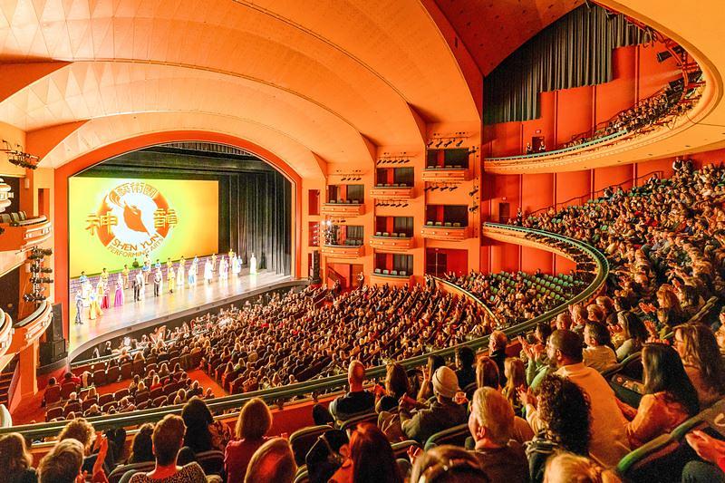 Shen Yun New World Company u Aronoff Centru za umjetnost u Cincinatiju, Ohio, 28. januara. Kompanija je izvela tri predstave u Cincinatiju od 28. do 29. januara. (The Epoch Times) 