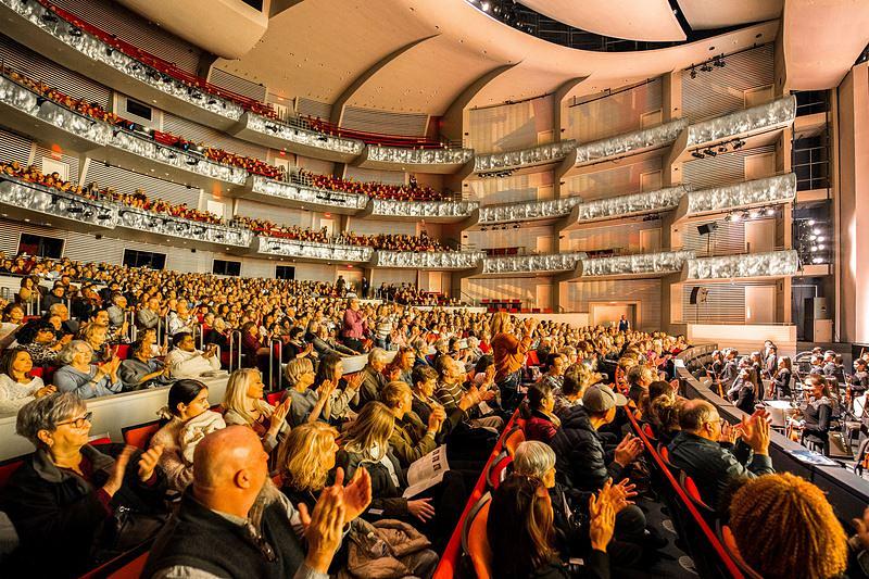 Shen Yun International Company u Kauffman Centru za scenske umjetnosti - Muriel Kauffman Theatre u Kanzas Cityju, Missouri, 28. januara. Trupa je izvela četiri predstave u Kanzas Cityju od 27. do 29. januara. (The Epoch Times)
 