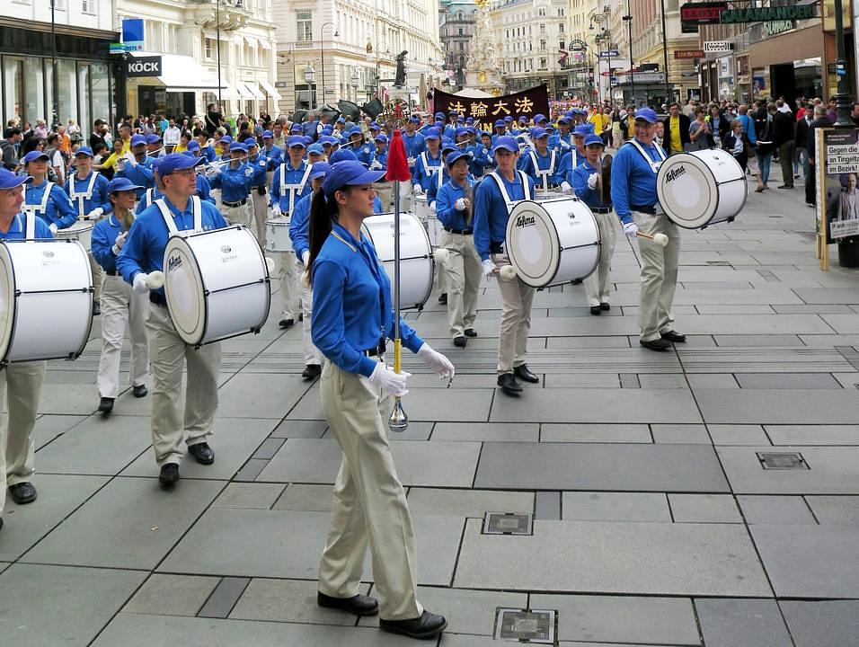 Veliku povorku je predvodio „Divine Land Marching Band“