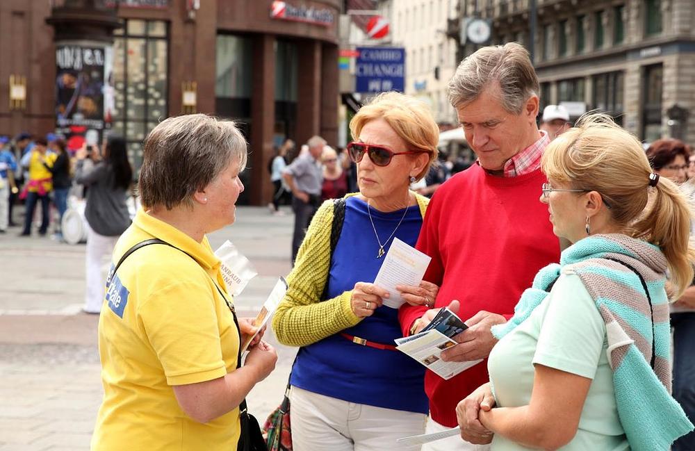 Prolaznici traže informacije o progonu Falun Gonga