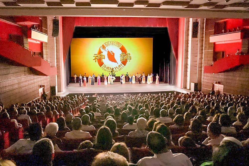 Poziv na bis umjetnicima Shen Yun Touring Company  u prepunoj dvorani (sa dodatnim sjedištima) u Grand Theatre of Cibao - Restoration Hall u Santiagu, Dominikanska Republika, 7. februara, na završetku  turneje u Dominikanskoj Republici. (The Epoch Times) 