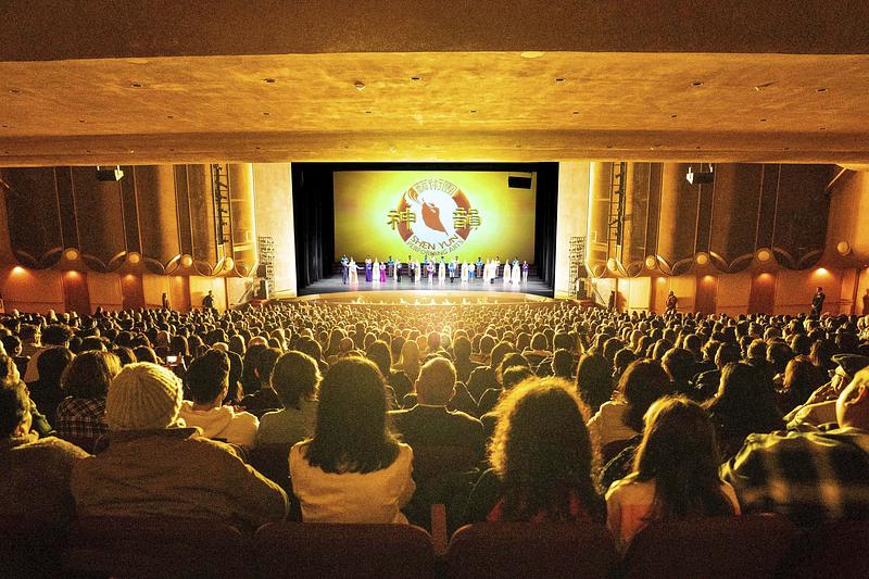 Prvi nastup Shen Yun New Era Company u Kaliforniji u Centru za scenske umjetnosti u San Joseu 26. decembra. (Minghui.org)