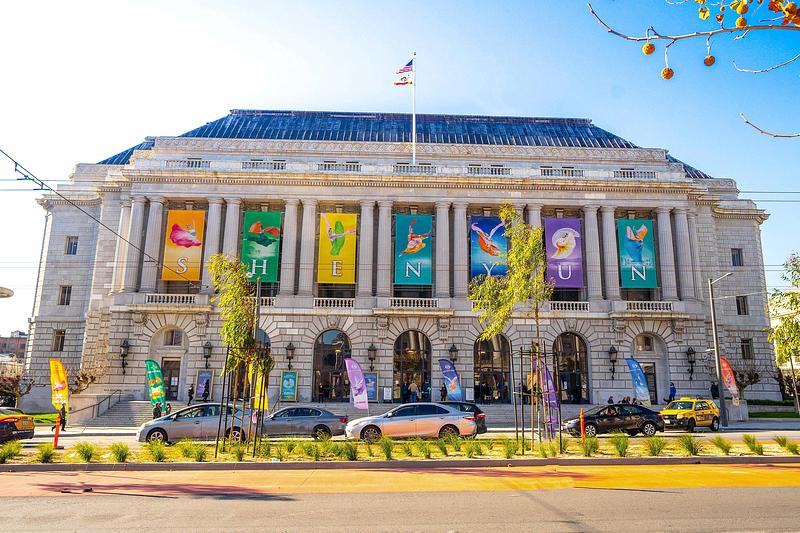  Nakon završetka nastupa u San Joseu, trupa Shen Yun New Era je počela nastupati u San Franciscu u popodnevnim satima 4. januara u War Memorial Opera House. (Minghui.org)