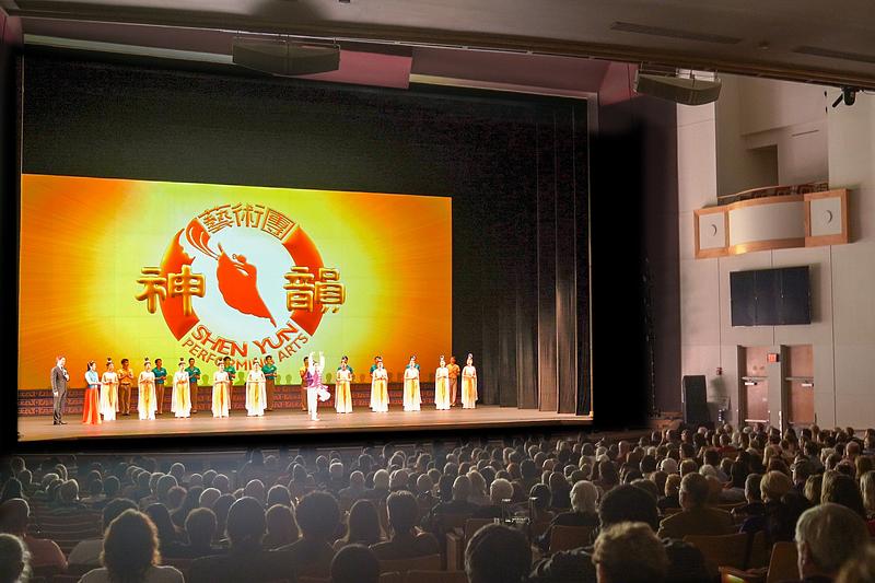  Trupa Shen Yun North America u Centru za izvedbene umjetnosti Curtis M. Phillips u Gainesvilleu na Floridi u večernjim satima 4. januara (NTD Television)