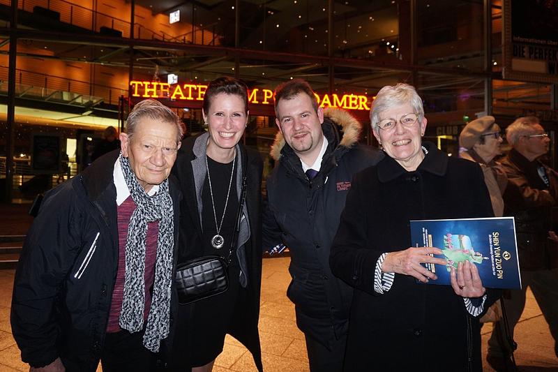 Arhitektica Patricia Quosig (druga lijevo) i njena porodica na predstavi Shen Yun u Berlinu 4. januara (The Epoch Times)