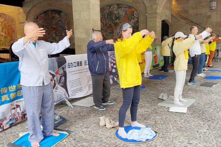  Praktikanti su radili vježbe tijekom skupa u Ženevskom starom gradu 28. travnja 2023.