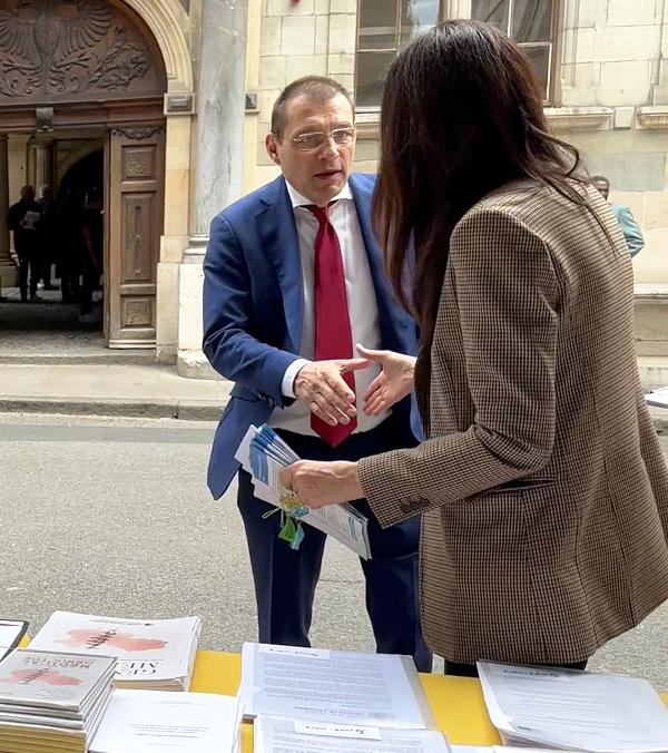  Christo Ivanov, (lijevo) član Državnog vijeća Ženeve, potpisao je peticiju za prekid progona u Kini.
