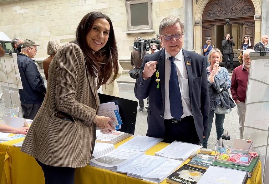 Daniel Sormanni (desno), član Državnog vijeća Ženeve, prihvatio je od praktikanta lotosov cvijet s porukom: „Falun Dafa je dobar, Istinitost, Dobrodušnost, Tolerancija je dobra“. 