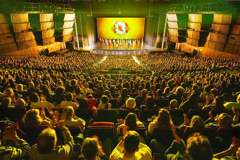 Shen Yun International Company u punoj sali u Palais des Congrès de Paris u Parizu, Francuska, uvečer 29. aprila (The Epoch Times)