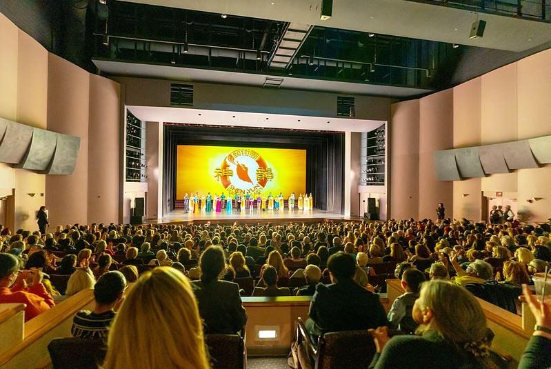 Shen Yun North America Company na rasprodatom nastupu u Centru za scenske umjetnosti na Univerzitetu Governors State u University Parku, Illinois, 30. aprila (The Epoch Times)