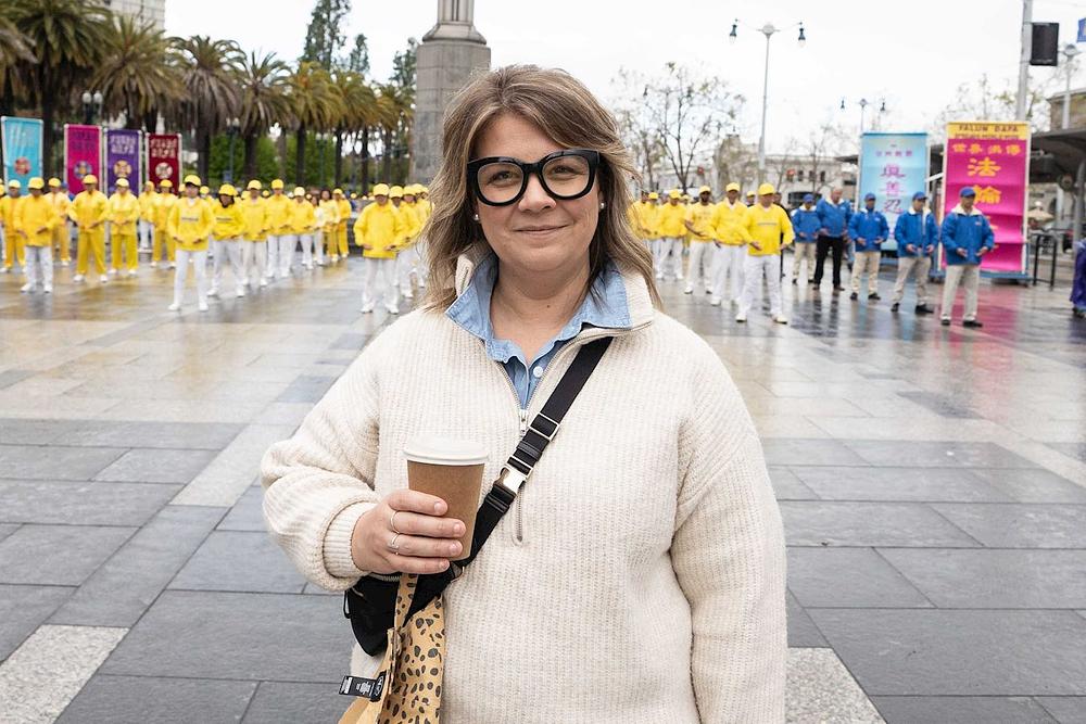 Tascha Brown iz Iowe se osjećala opušteno i ugodno gledajući praktikante kako izvode Falun Dafa vježbe.