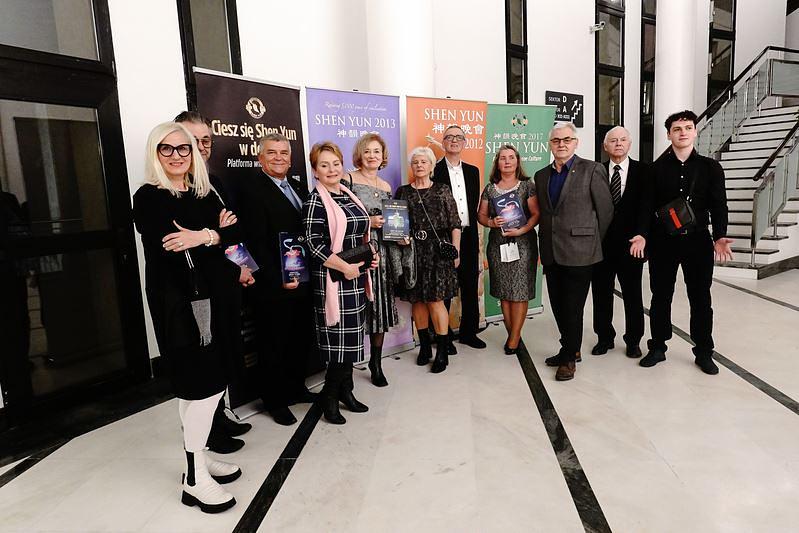 Jerzy Czerski (treći desno), predsjednik Poljske turističke asocijacije u Miedzyzdrojach, je doveo 19 direktora upravnog odbora kopanije da pogledaju Shen Yun nastup u Bydgoszcz 27. februara. (The Epoch Times)