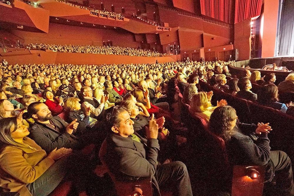 Shen Yun New Era Company u prepunoj dvorani (sa dodatnim sjedištima) u Segerstrom Centru za umjetnost u Costa Mesi, Kalifornija, 5. marta. Kompanija je izvela sedam nastupa u Costa Mesi od 28. februara do 5. marta, sve pred prepunim dvoranama. (The Epoch Times)