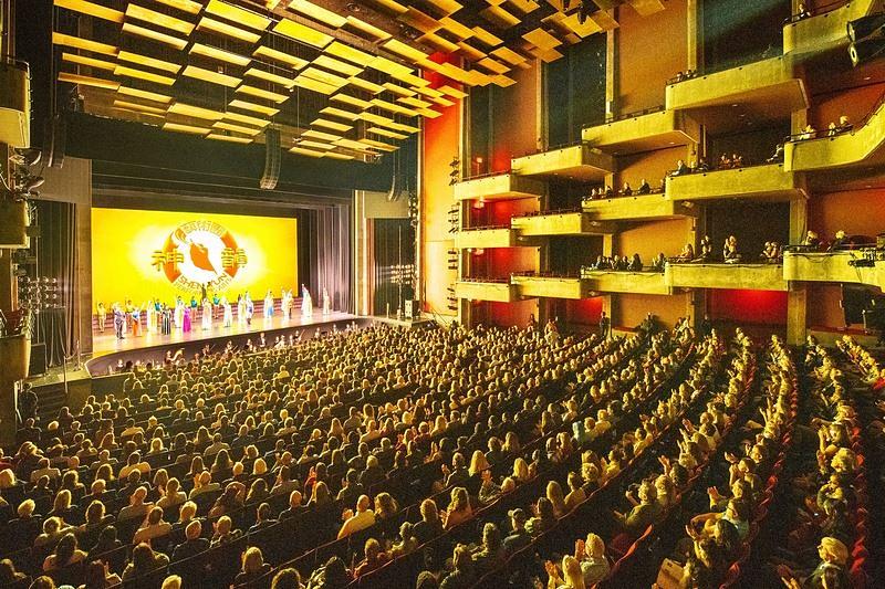 Shen Yun Touring Company u Clowes Memorial Hall, Butler Arts Center u Indianapolisu, Indiana, 5. marta. Kompanija je izvela dva rasprodana nastupa u Indianapolisu od 4. do 5. marta. Ulaznice za nastupe su bile rasprodane tri sedmice unaprijed, a lokalni organizator je otvorio mjesta sa otežanim pogledom kako bi zadovoljila potražnju – a i ona su također bila rasprodana prije nastupa. (The Epoch Times)