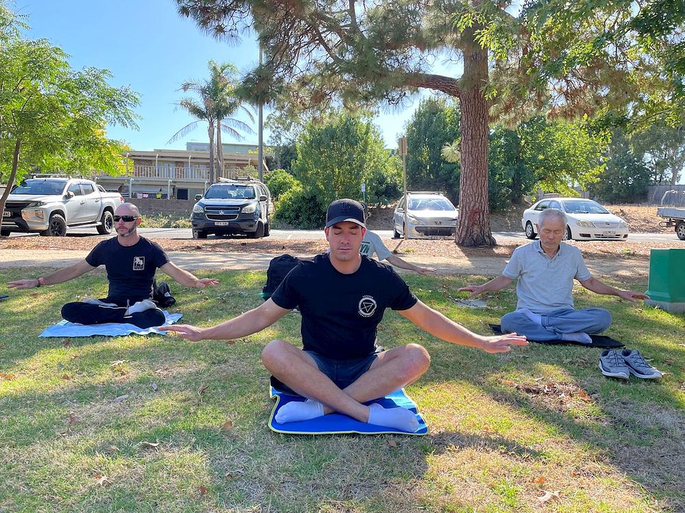 Sean tijekom pete vježbe, meditacije.