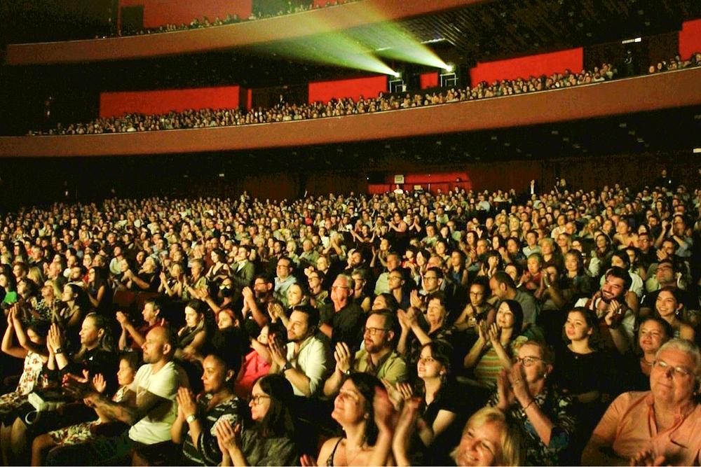 Shen Yun New York Company u prepunoj dvorani Guaíra Theatre u Curitibi 25. marta. Kompanija je izvela tri predstave u Curitibi od 24. do 25. marta. (The Epoch Times)