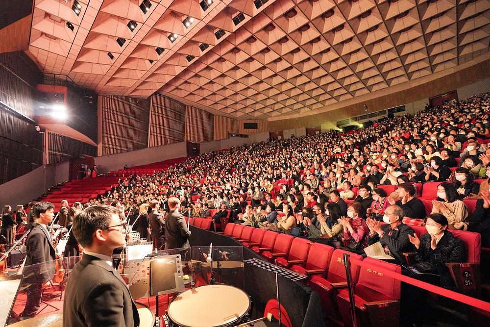  Shen Yun World Company u Nacionalnoj memorijalnoj dvorani dr. Sun Yat-sen u Taipeju uvečer 1. aprila. Izvođači su tri puta izlazili da bi se poklonili publici. Trupa je izvela sedam nastupa u nacionalnoj memorijalnoj dvorani dr. Sun Yat-sen od 28. marta do 2. aprila, sve pred punim dvoranama. (The Epoch Times)