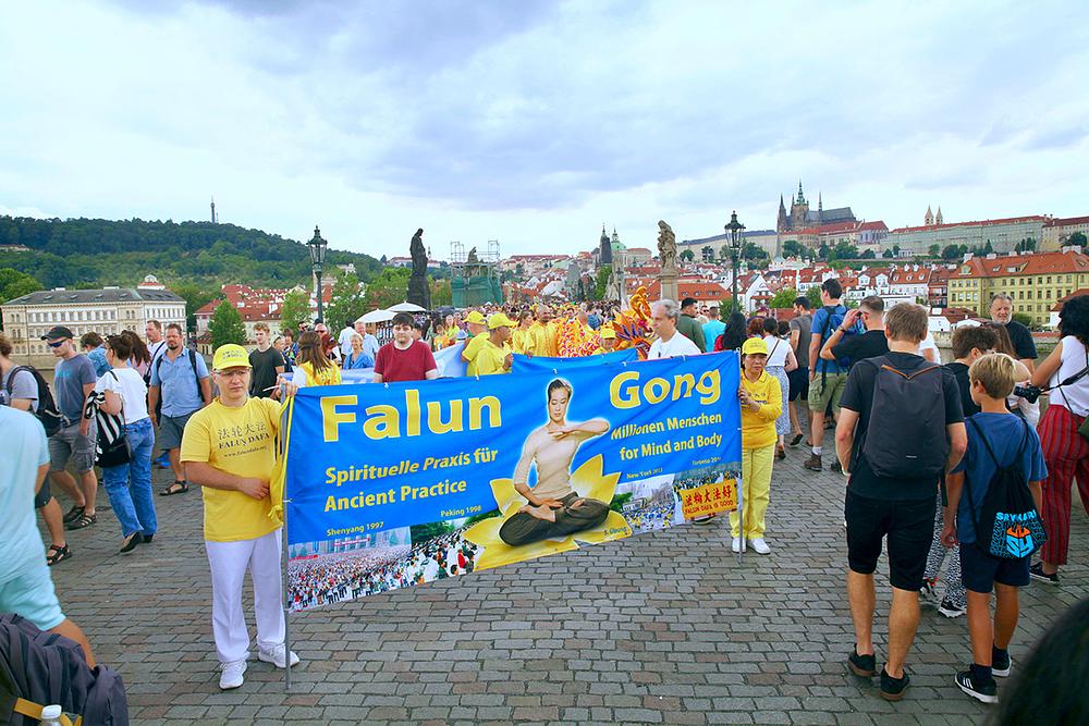 Paradna povorka je 22. jula prešla poznatu turističku atrakciju, Karlov most (Karlův most). 