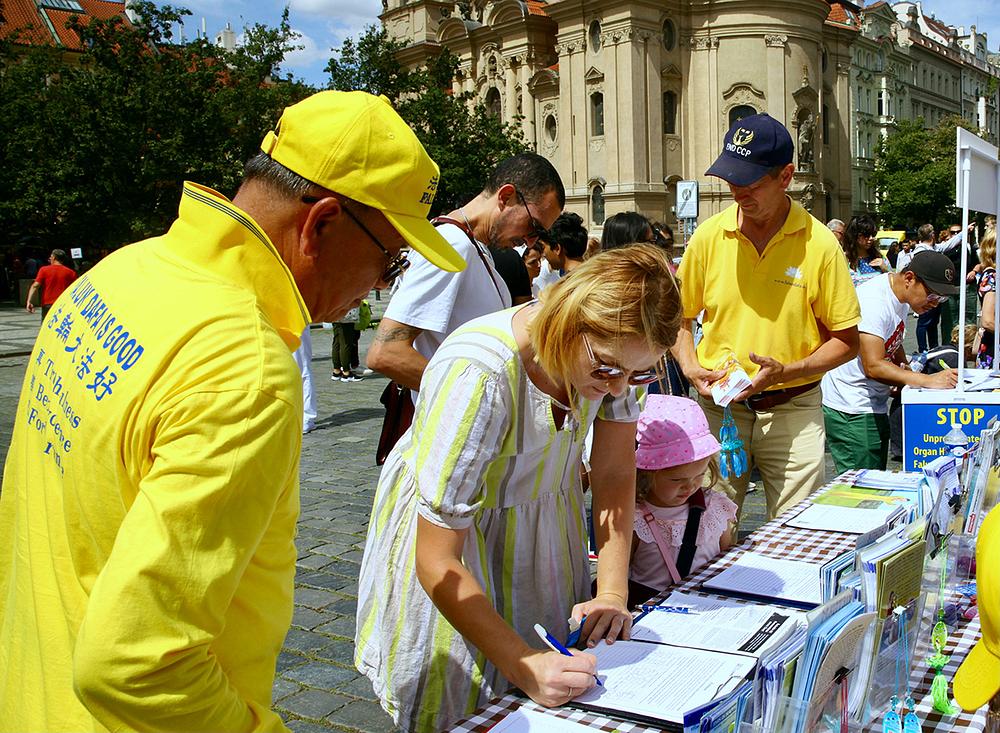  Prolaznici potpisuju peticiju kojom se poziva na prekid progona prakse u Kini
