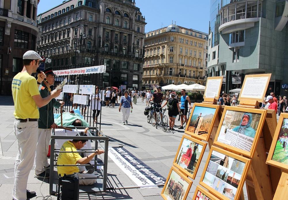  Praktikanti su održali izložbu fotografija i demonstrirali oblik mučenja kojima su podvrgnuti u Kini.