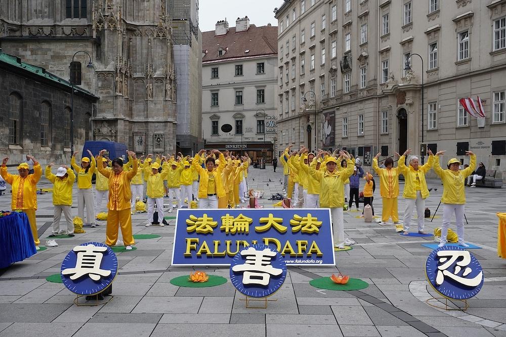 Praktikanti demonstriraju Falun Dafa vježbe