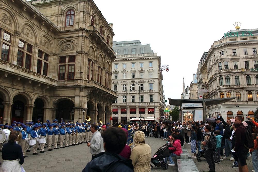 Mnogi su se ljudi okupili da slušaju Tian Guo Marching Band