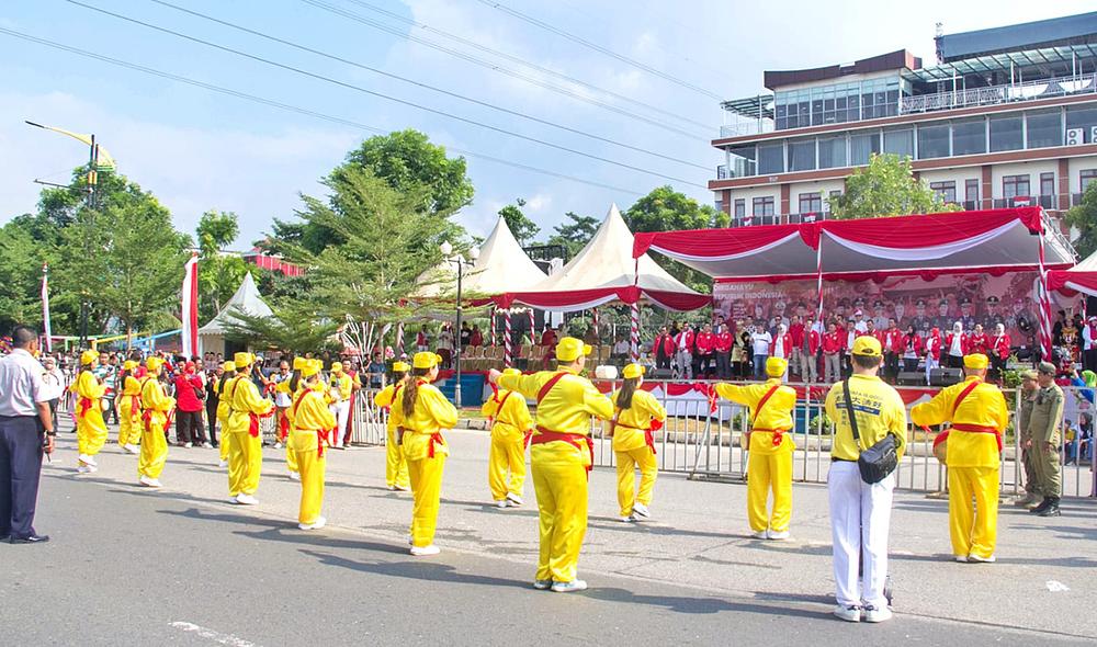 Tim bubnjara izveo je „Falun Dafa je dobar“ ispred pozornice.