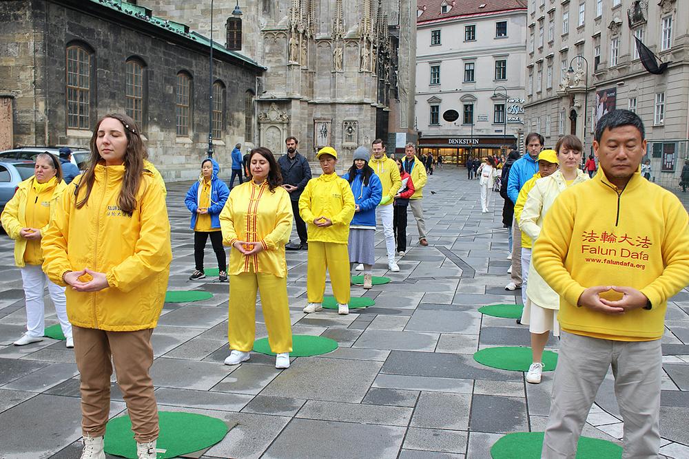  Praktikanti demonstriraju vežbe Falun Dafe.