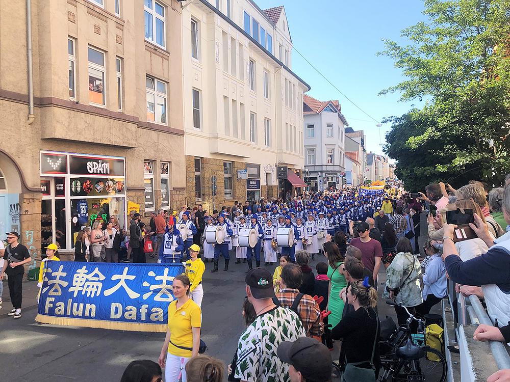  Tian Guo Marching Band na nastupu na 25. Bilefeldskom karnevalu kultura u severozapadnoj Nemačkoj.