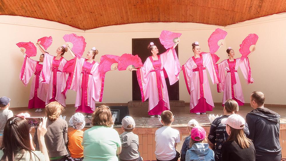 Demonstracija Falun Dafa vježbi i muzički i plesni nastupi