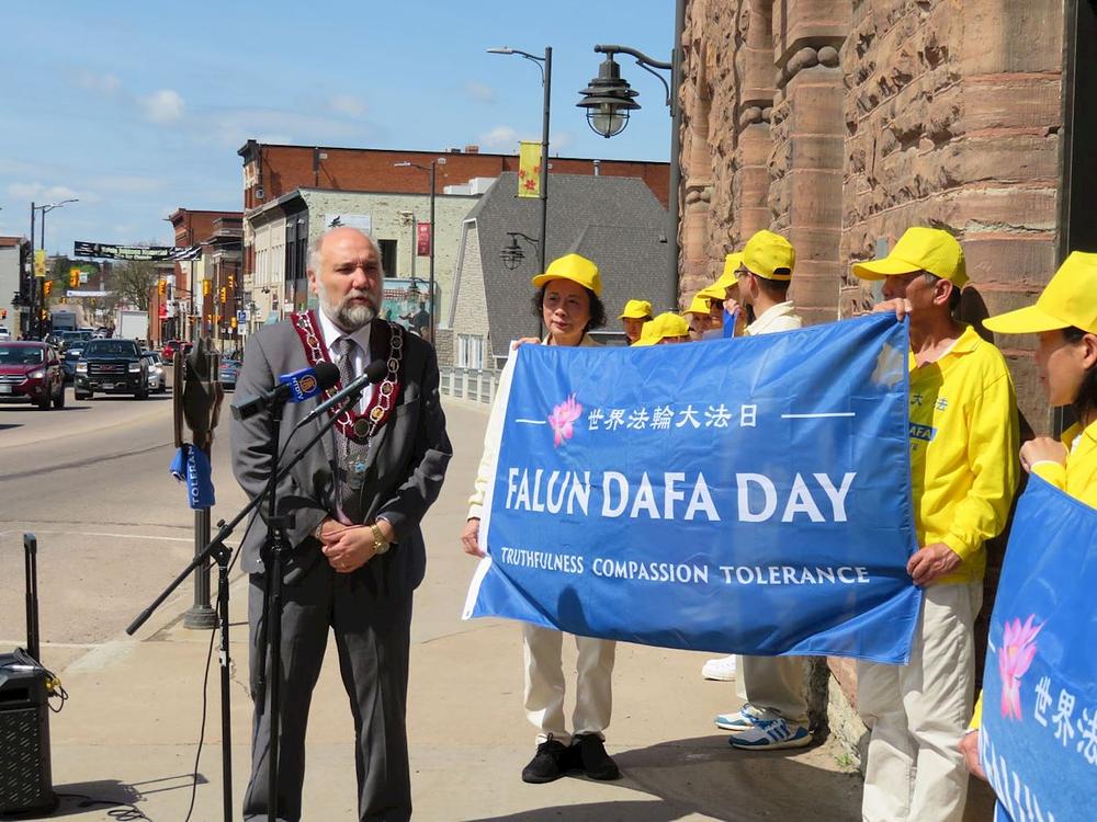 Gradonačelnik Pembrokea Ron Gervais predsjedava ceremonijom podizanja zastave ispred Gradske vijećnice u podne 12. maja 2023. 