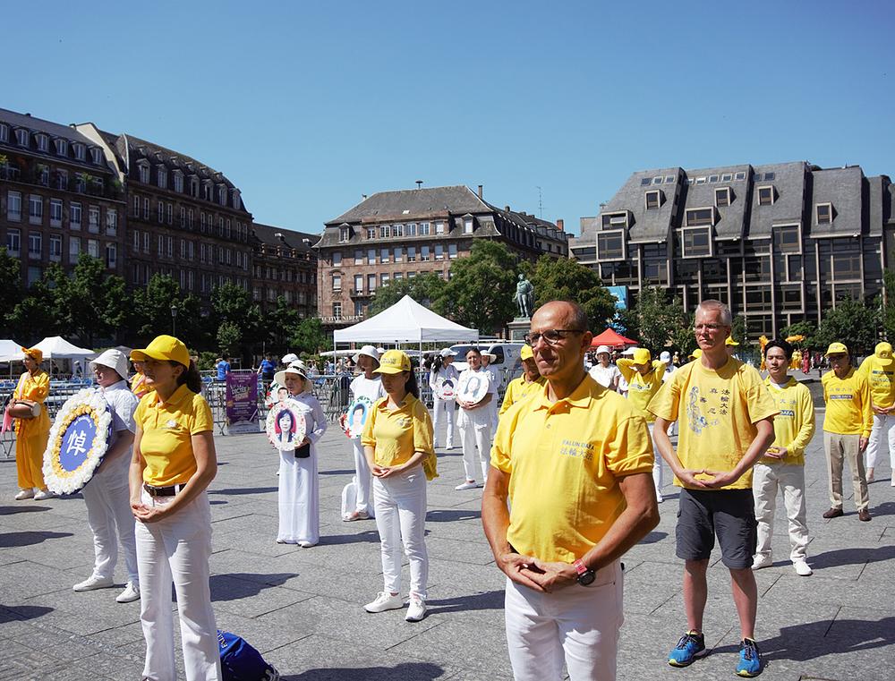 Falun Dafa praktikanti demonstriraju vježbe na Place Kléber u Strasbourgu. 