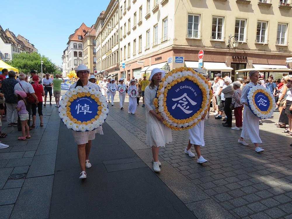 Praktikanti su držali portrete Dafa praktikanata koji su progonjeni do smrti u Kini. 