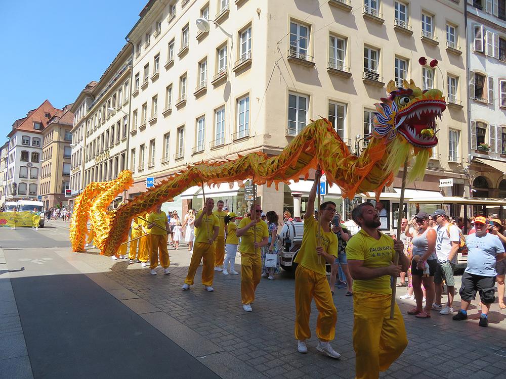 Praktikanti iz Češke izveli su tradicionalni ples zmajeva. 