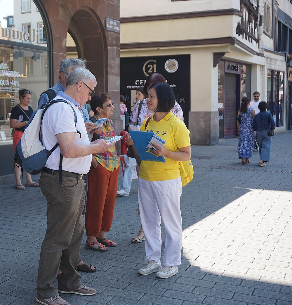 Praktikanti predstavljaju Falun Dafa i govore o tome kako KPK progoni Dafa praktikante u Kini. 