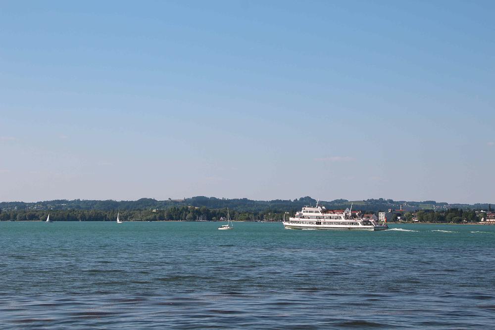 Bodensko jezero, najveće slatkovodno jezero u njemačkom govornom području Evrope, nalazi se na spoju Švicarske, Austrije i Njemačke.