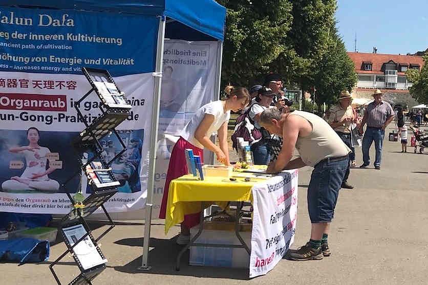 Ljudi potpisuju peticiju u Friedrichshafenu, Njemačka.