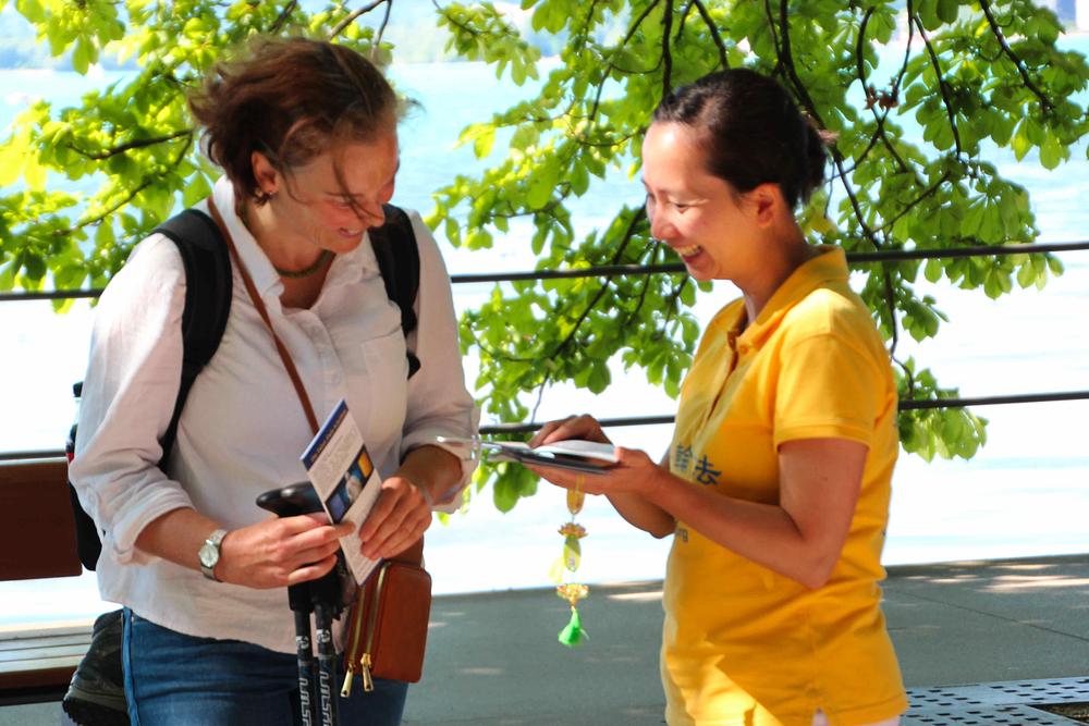 Prolaznici se informišu o Falun Dafa. 