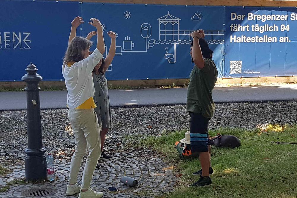 Ljudi uče Falun Dafa vježbe tokom događaja za podizanje svijesti u Bregenzu.