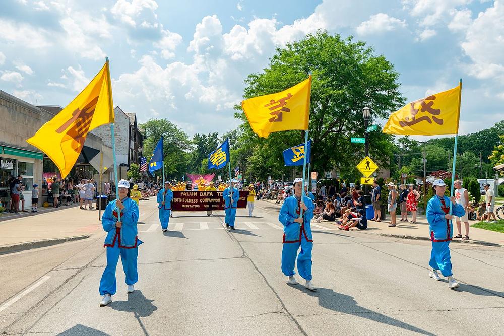 Nancy, (krajnje desno) koja prakticira Falun Dafa, sretna je što ima slobodu govora.