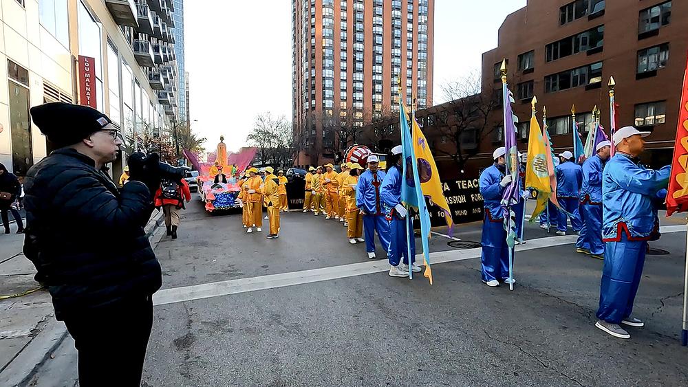 Mike snima Falun Dafa povorku. 