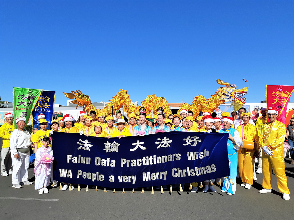 Praktikanti se fotografiraju nakon parade u Bunburyju 10. decembra 2023.