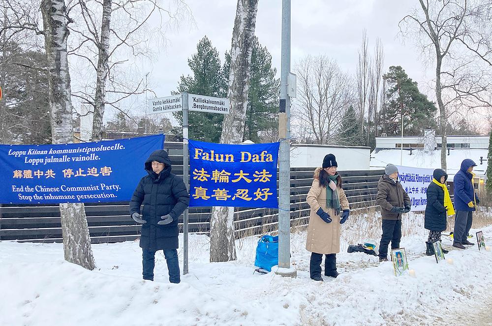  Falun Gong praktikanti održavaju demonstracije ispred kineske ambasade.