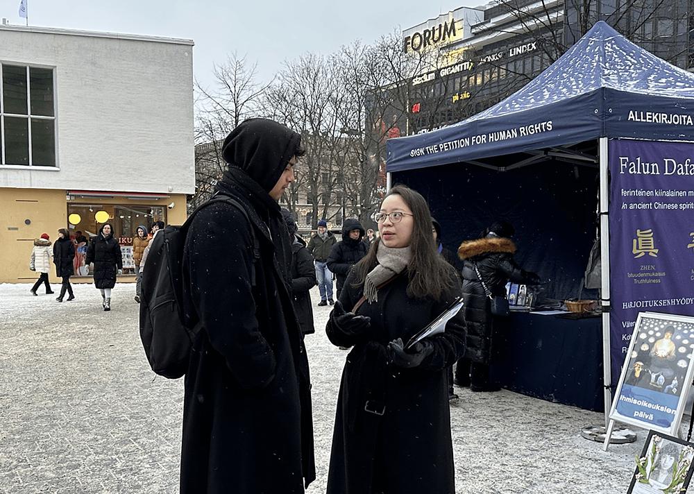  Prolaznici saznaju činjenice o Falun Gongu.