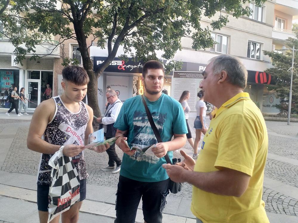 Falun Dafa praktikanti su održali manifestaciju u Slivenu, 8. po veličini gradu u Bugarskoj, 9. septembra 2023. godine, kako bi predstavili Dafa i podigli svijest o progonu u Kini. 