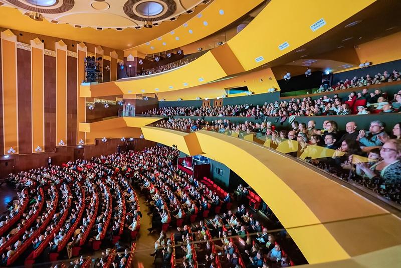   Shen Yun Global Company u Teatro Lirico u Cagliariju, glavnom gradu italijanskog ostrva Sardinije, 5. januara uvečer. Trupa je izvela tri predstave pred punim salama u Cagliariju od 3. do 5. januara. Izvođači su se nakon svakog nastupa naklonili tri. (The Epoch Times)