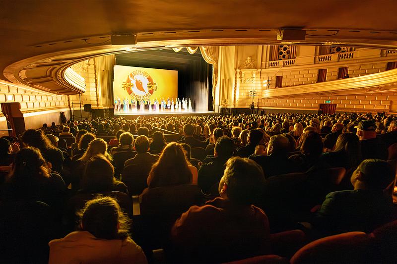  Shen Yun World Company u War Memorial Opera House u San Francisku, Kalifornija, popodne 6. januara. Trupa je izvela četiri nastupa u San Francisku od 4. do 7. januara, sve pred prepunim dvoranama. (The Epoch Times)