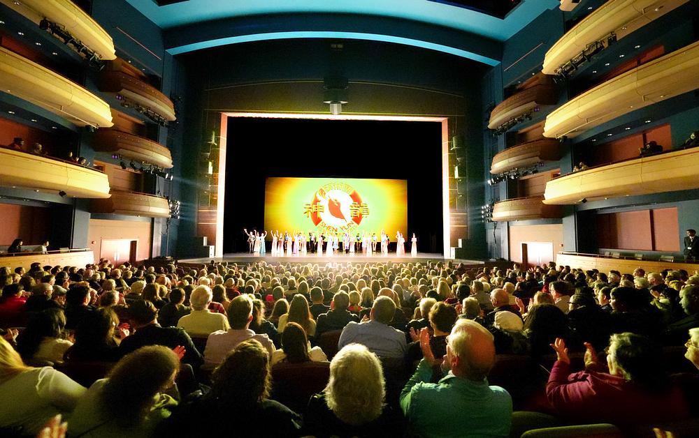  Shen Yun Touring Company u prepunoj kući u Schuster Performing Arts Centru u Daytonu, Ohajo, uvečer 2. januara (NTD Televizija)